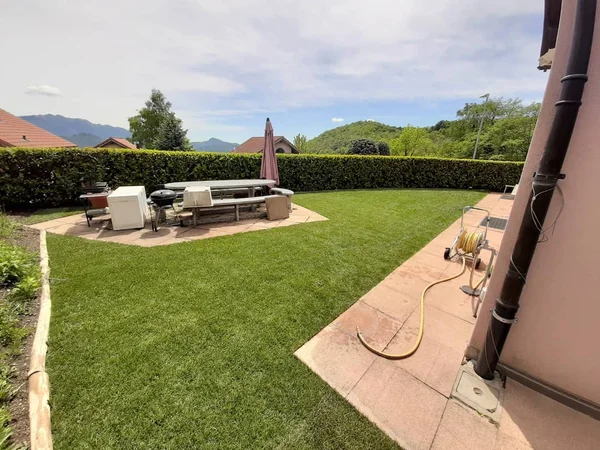 Tappeto erboso professionale in giardino ticinese